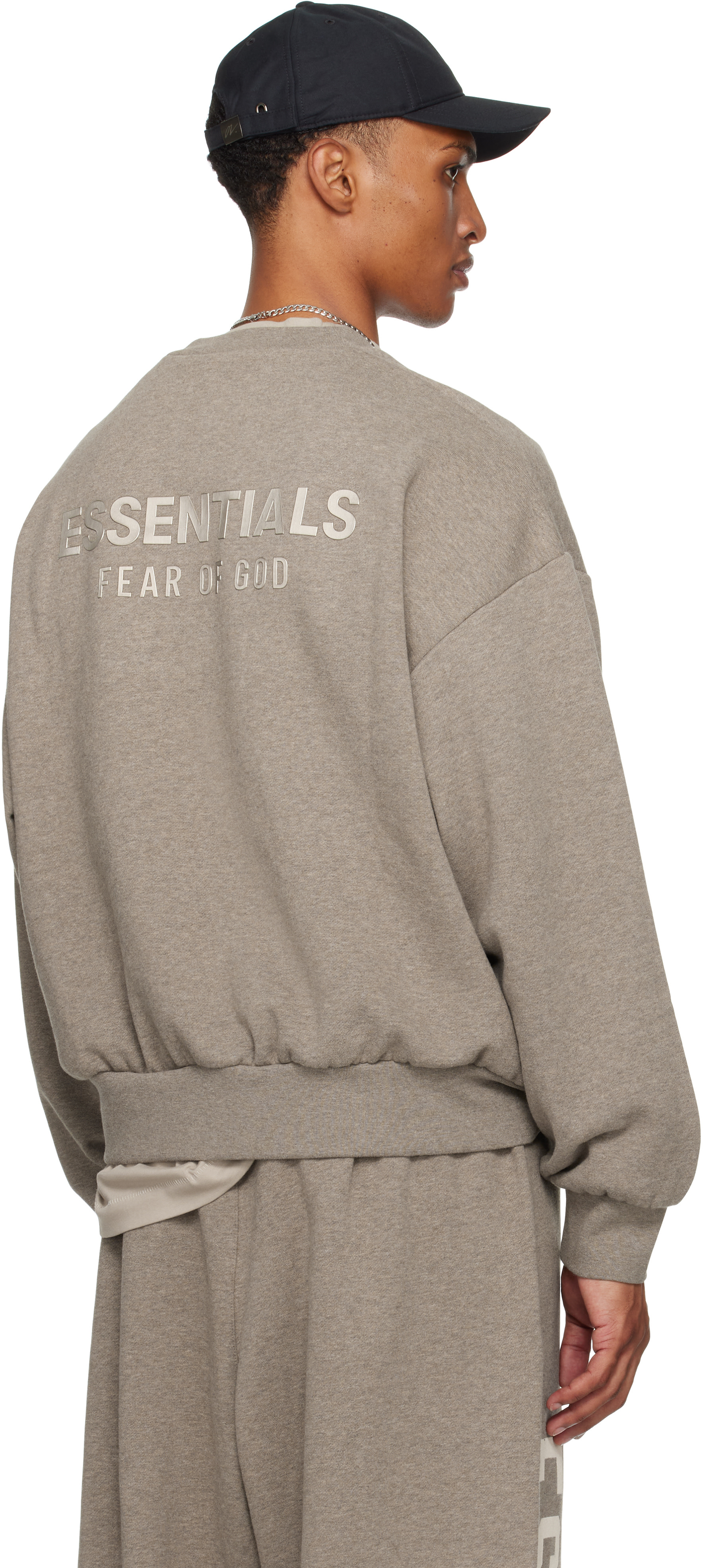 Fear of God ESSENTIALS - Pull molleton brun en molleton à coupe classique et à col ras du cou