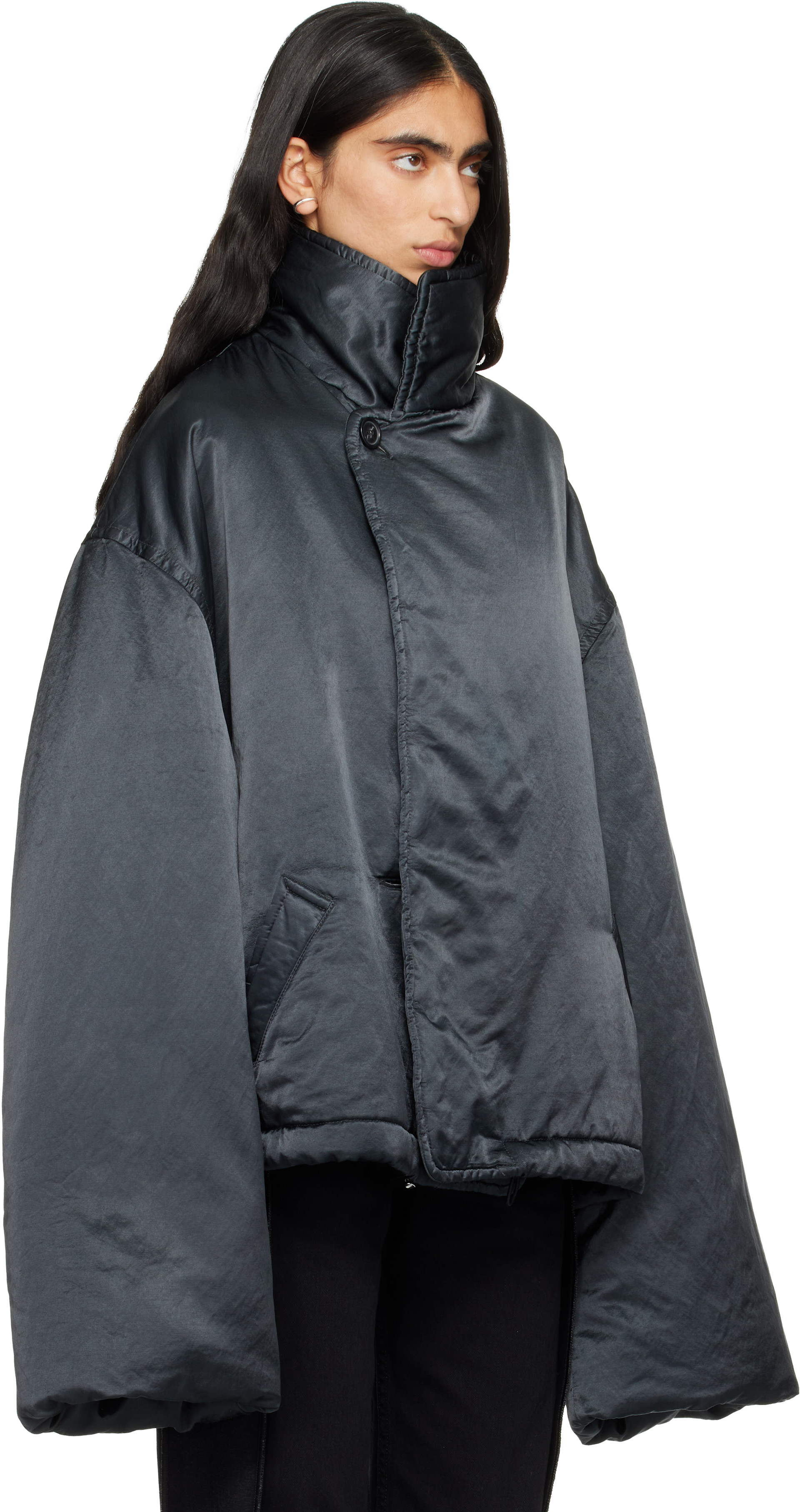【MM6 Maison Margiela】クロップド MA-1 MM6 Maison Margiela: Black Oversized Padded Jacket | SSENSE
