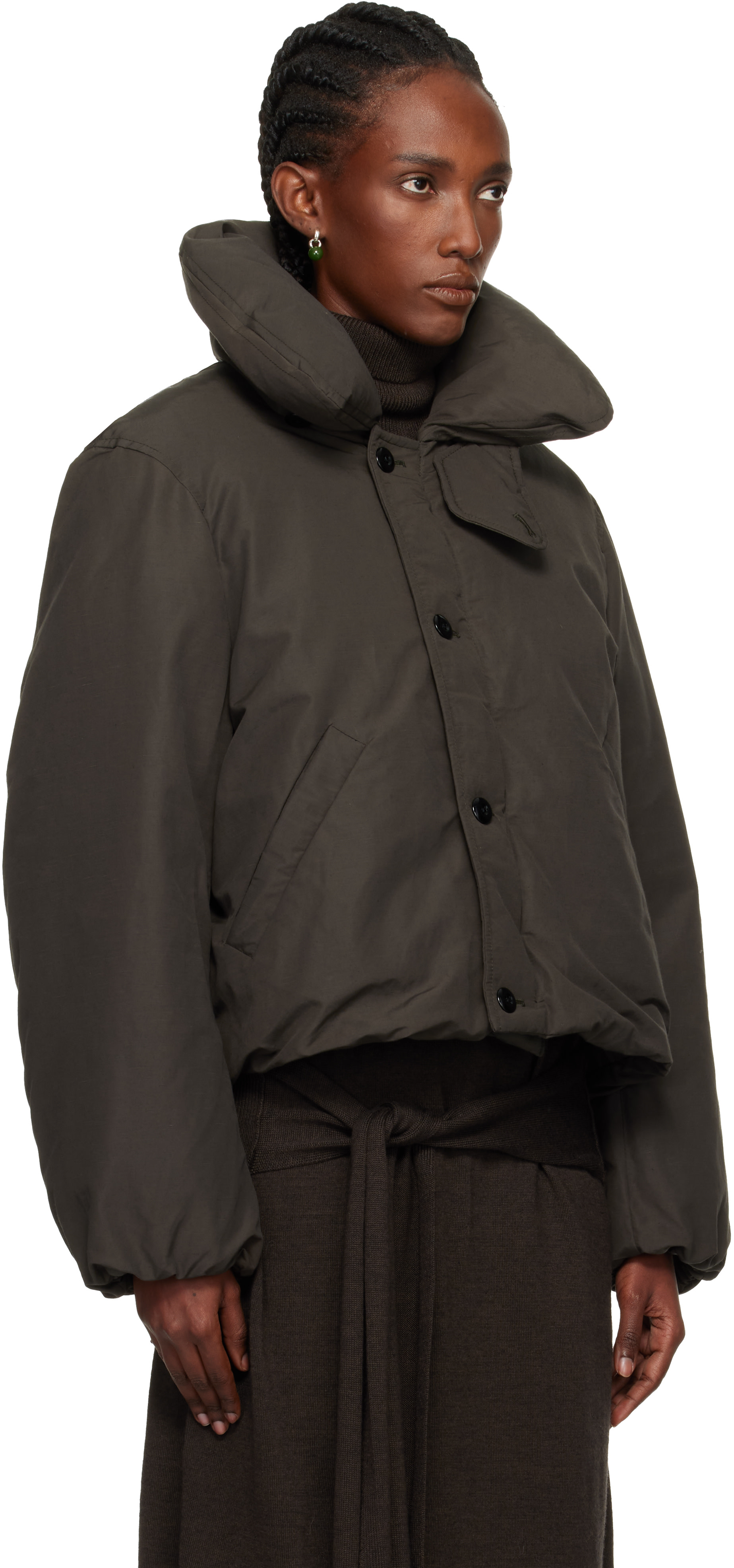 LEMAIRE: ブラウン ショート パファー ブルゾン ダウンジャケット LEMAIRE: ブラウン ショート パファー ブルゾン ダウンジャケット