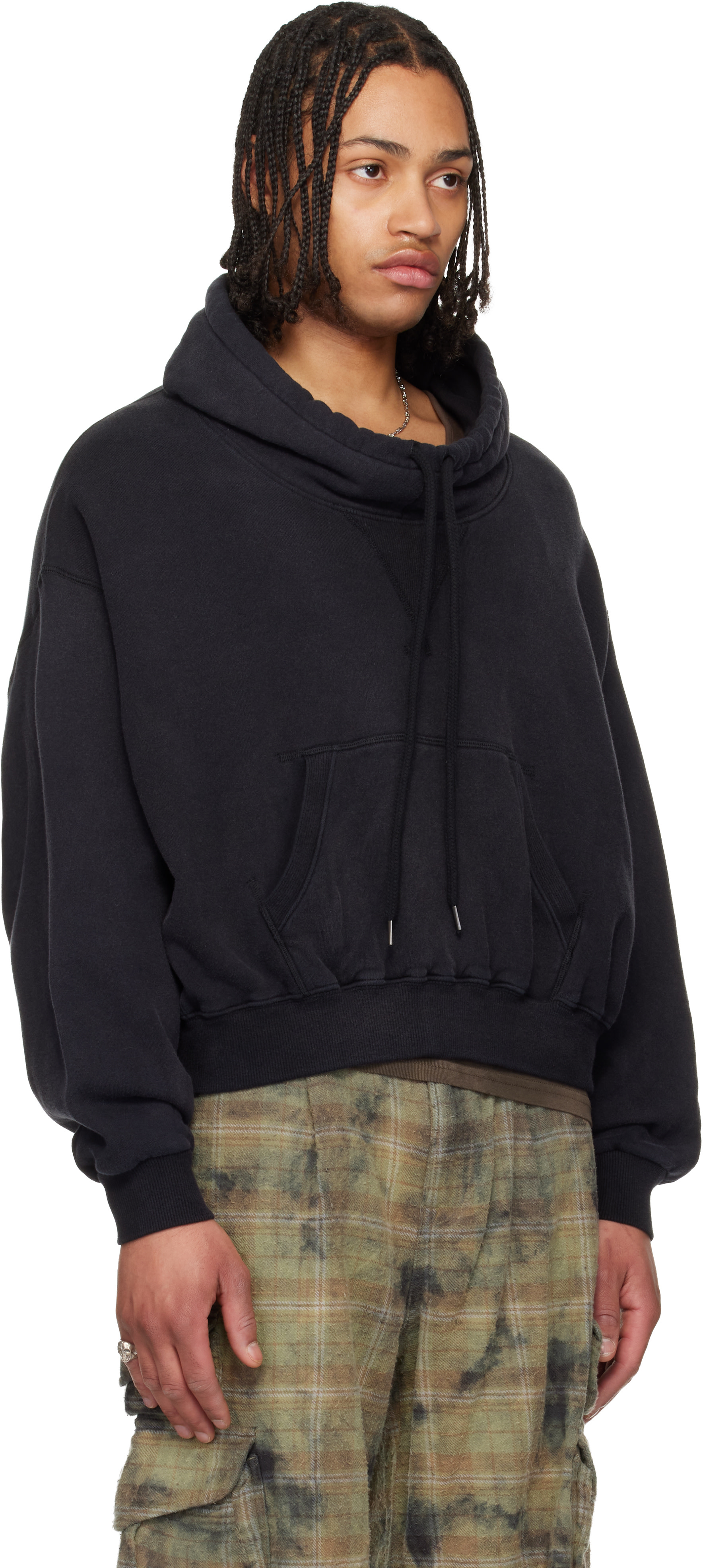 R13 - Pull à capuche écourté noir à col cheminée