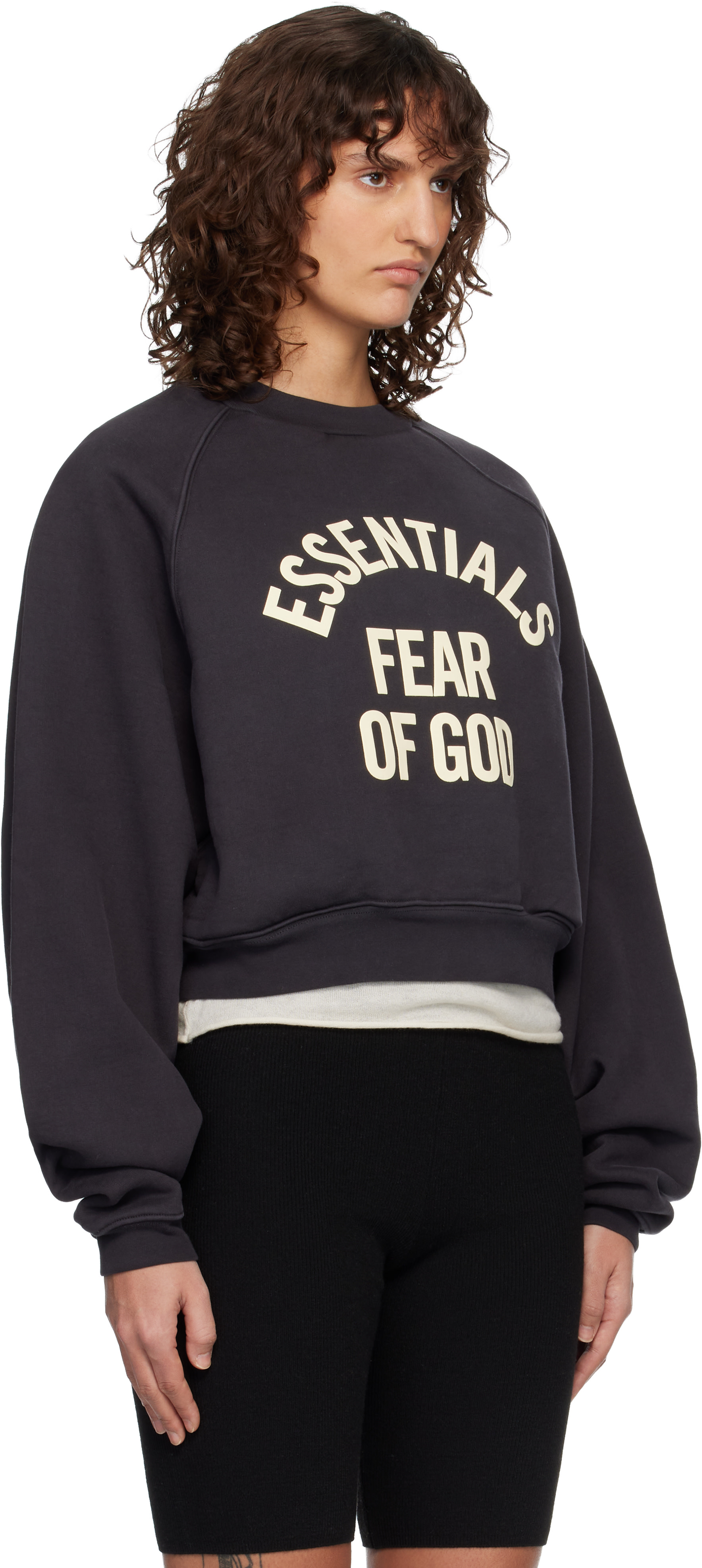 Fear of God ESSENTIALS - Pull molletonné écourté 90s noir à logo de style collégial et à manches raglan