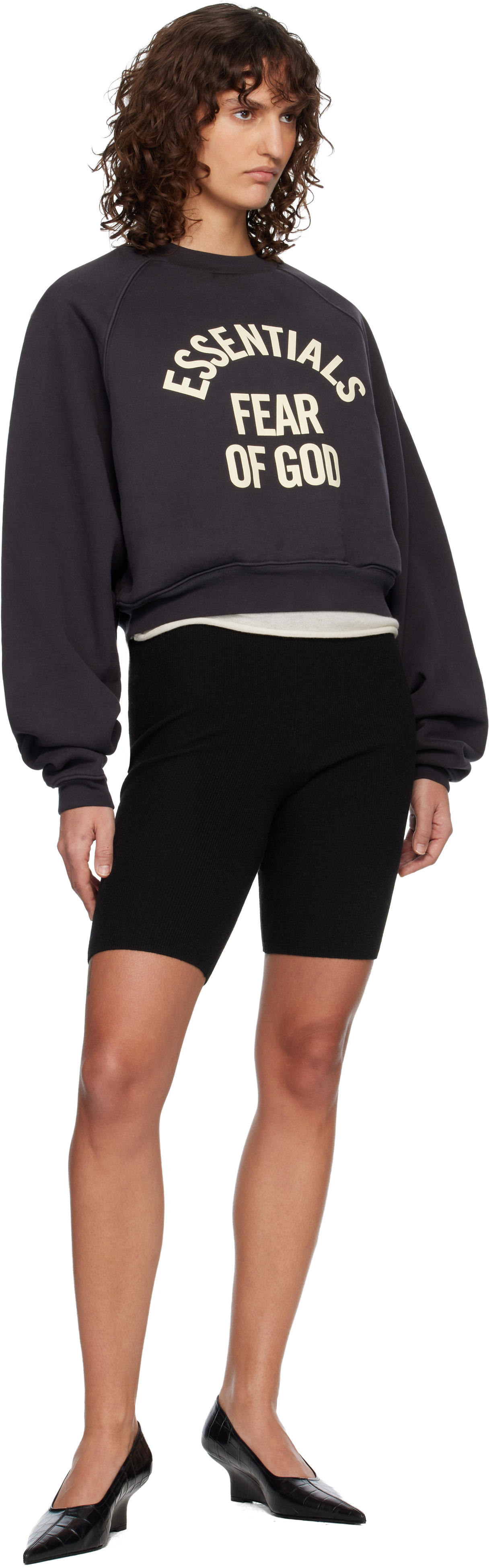 Fear of God ESSENTIALS - Pull molletonné écourté 90s noir à logo de style collégial et à manches raglan