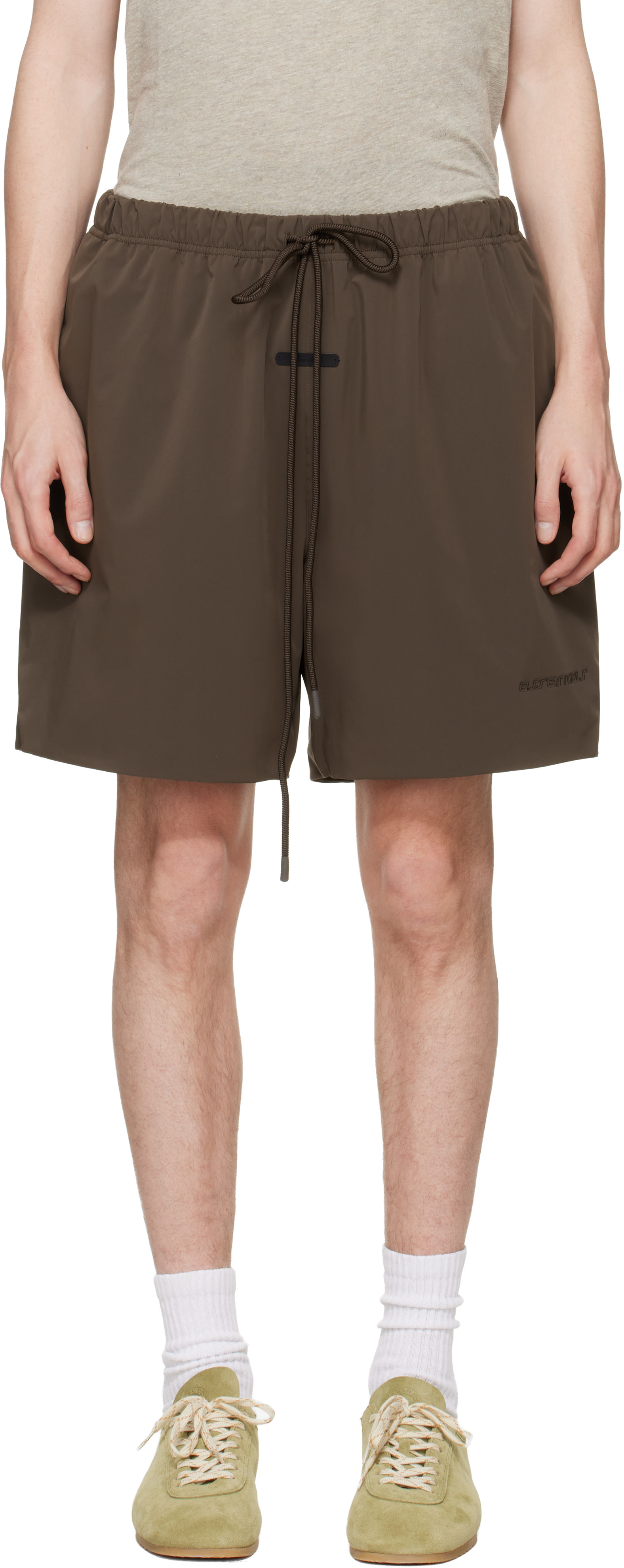 Fear of God ESSENTIALS - Short brun à logo Active Trace et à fentes