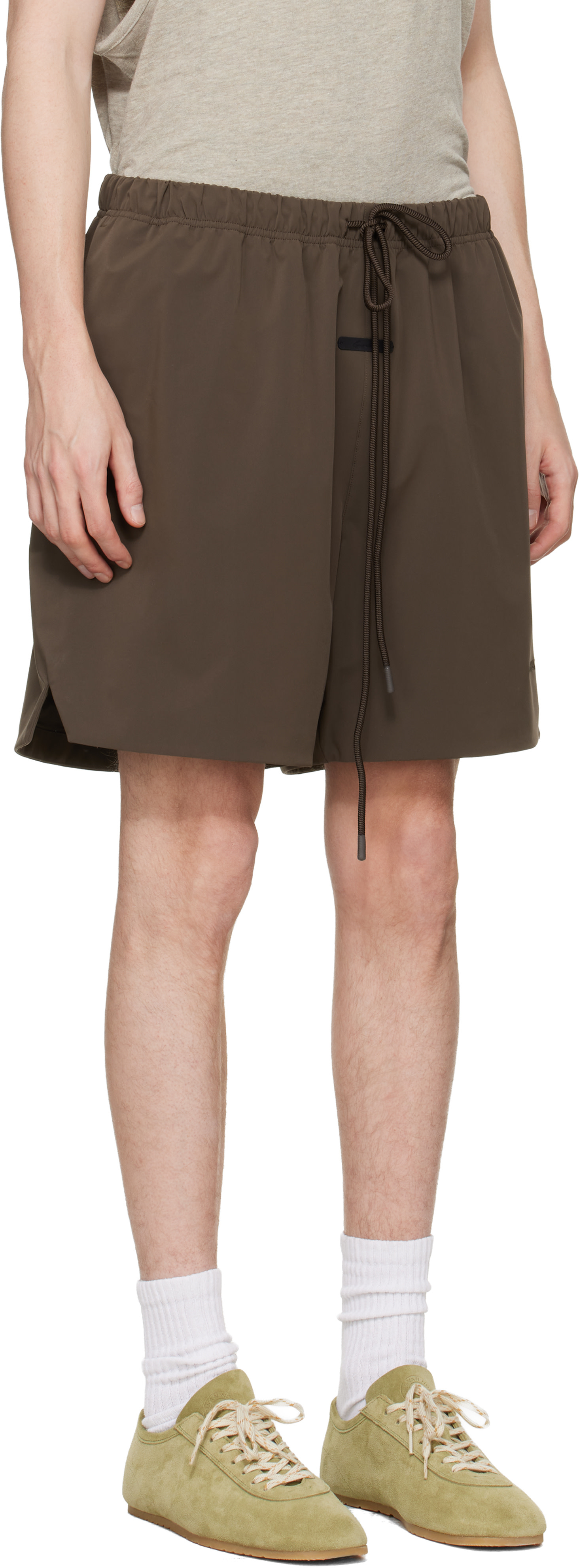 Fear of God ESSENTIALS - Short brun à logo Active Trace et à fentes
