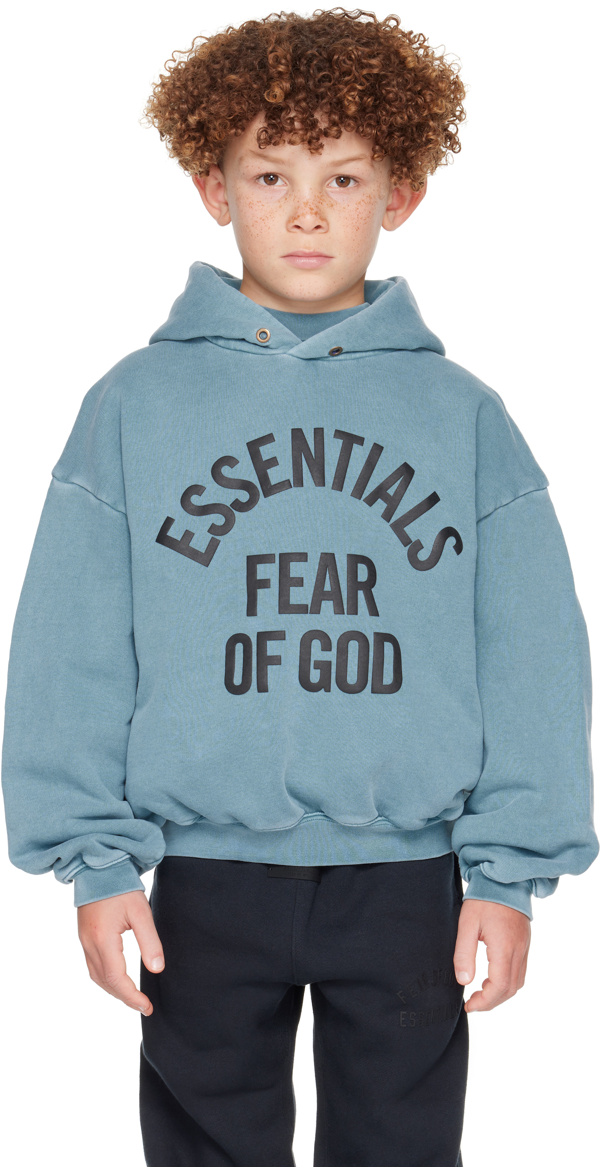 Fear of God ESSENTIALS - Enfant | Pull à capuche 90's bleu à logo de style collégial