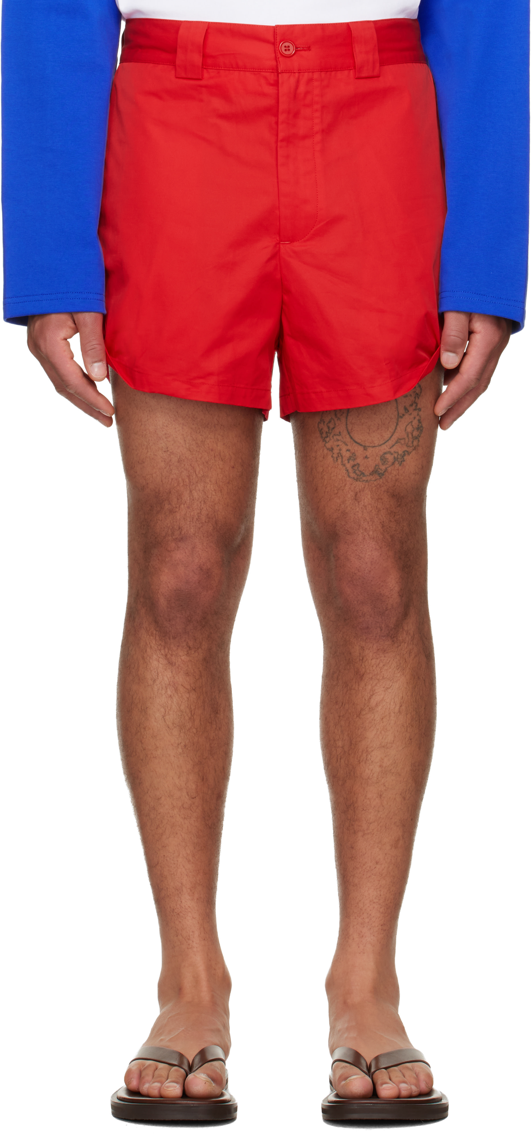 LII - Short rouge à revers roulés