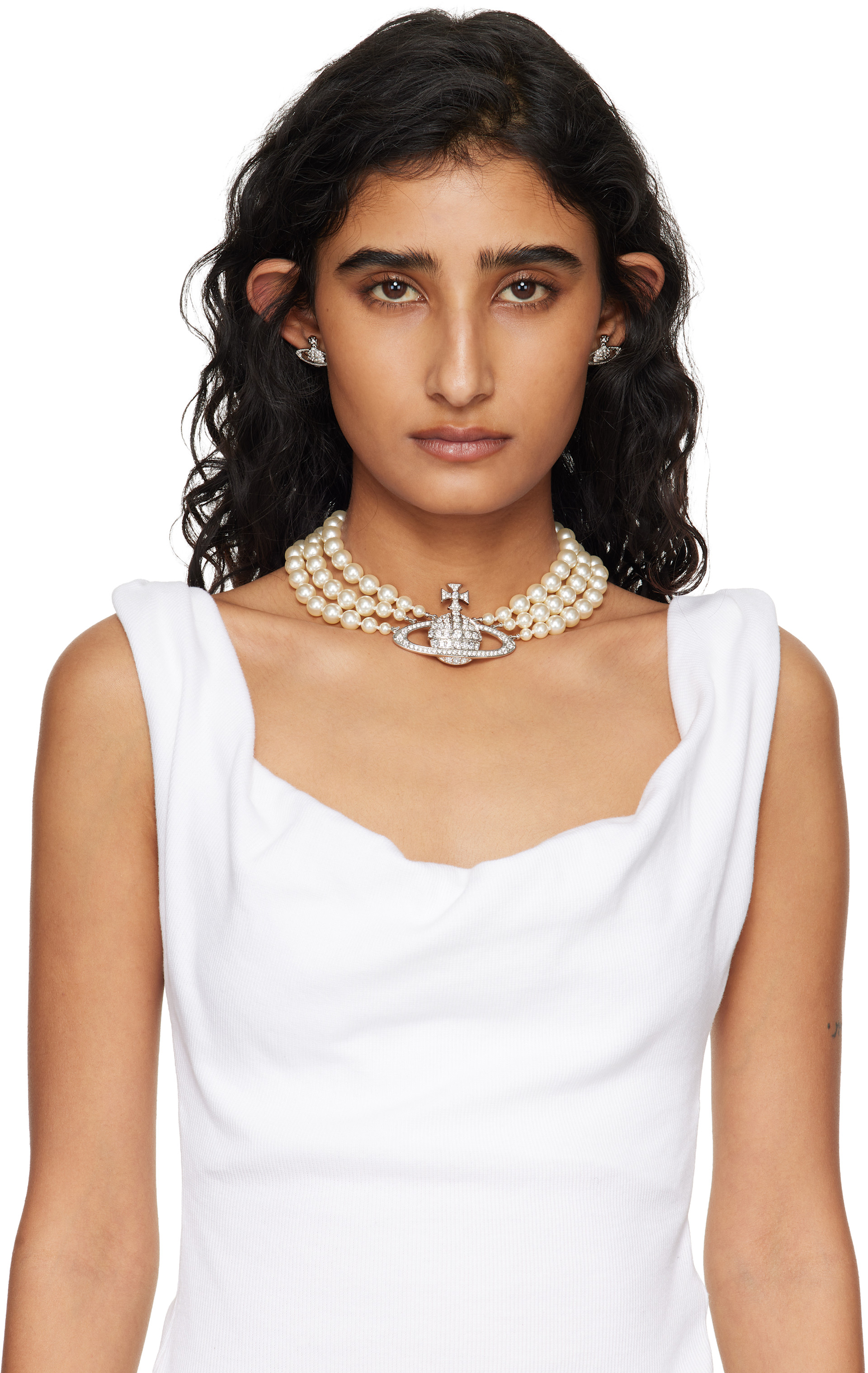 Vivienne Westwood: Three Row Pearl Bas Relief ネックレス | SSENSE 日本