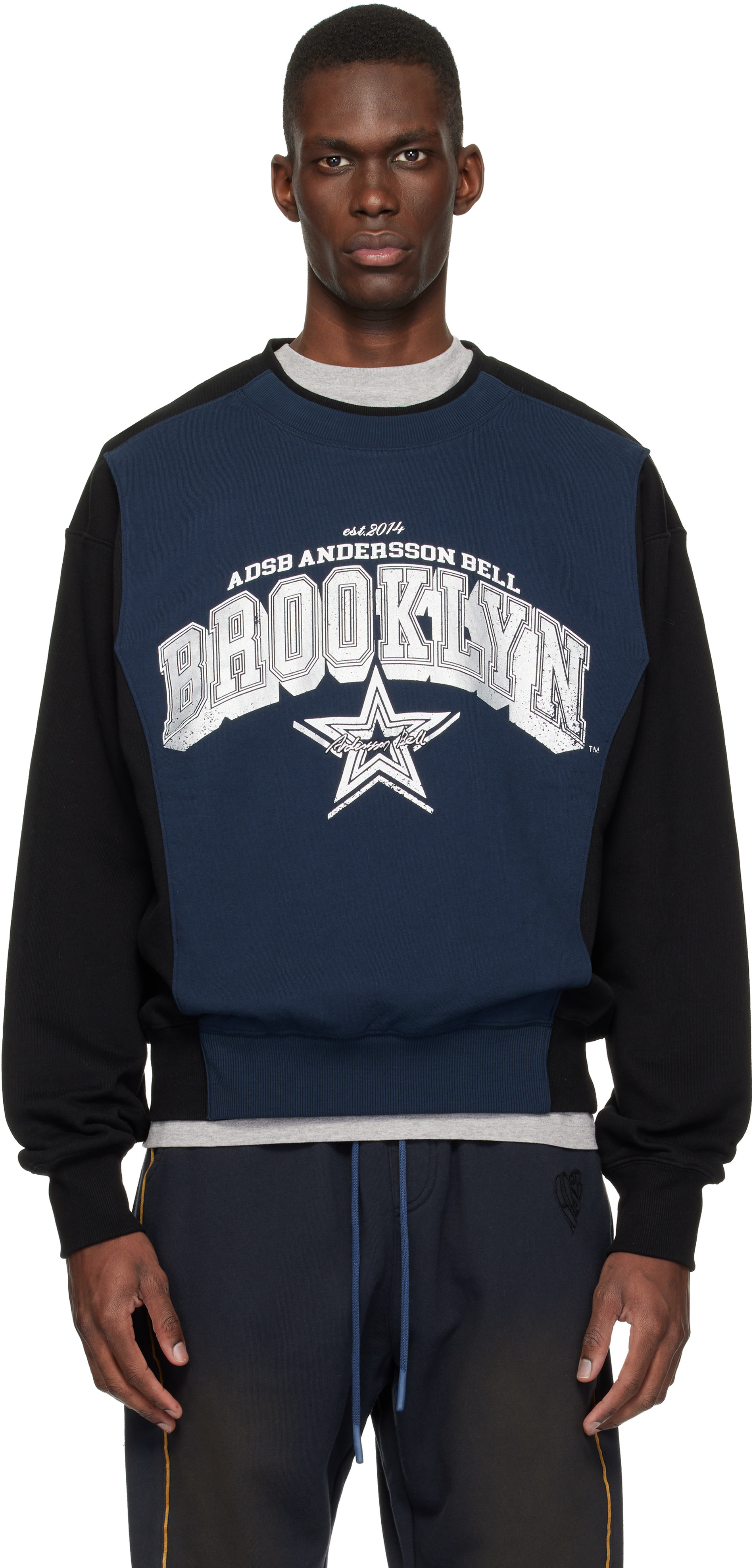 Andersson Bell - Pull molletonné étagé noir et bleu marine à logo arqué