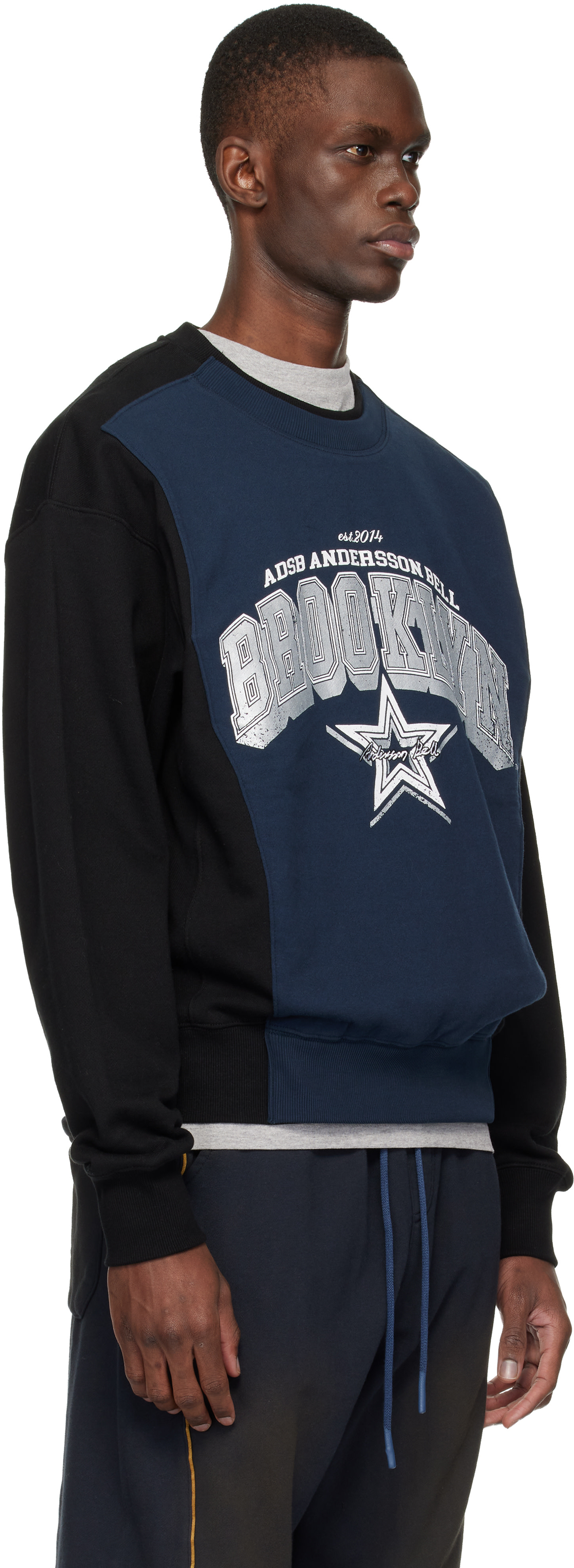 Andersson Bell - Pull molletonné étagé noir et bleu marine à logo arqué