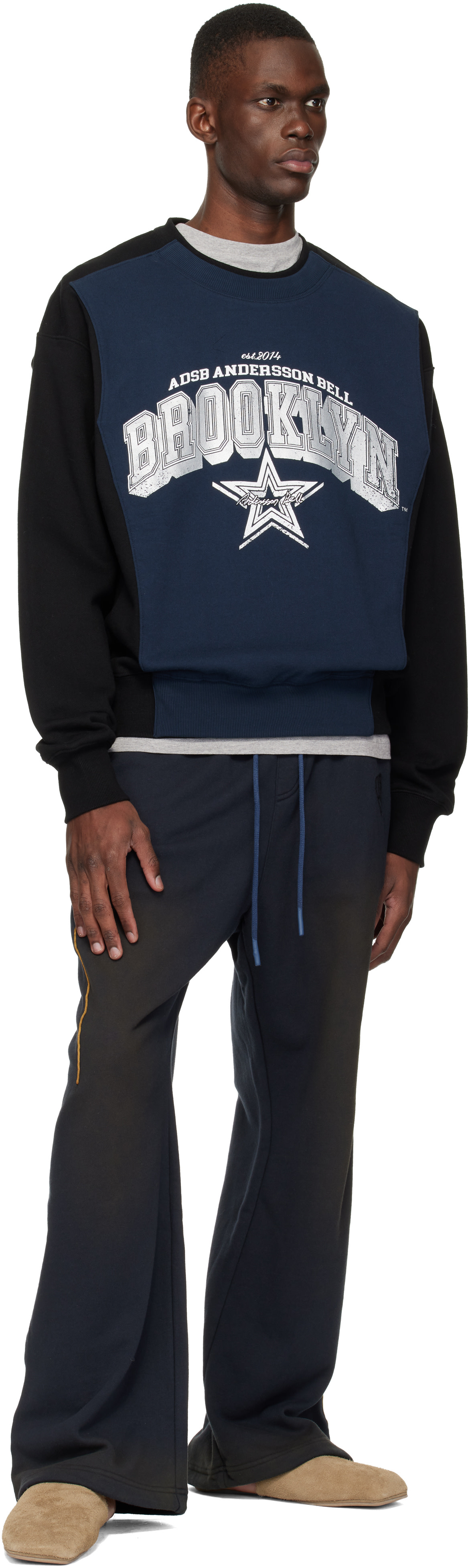 Andersson Bell - Pull molletonné étagé noir et bleu marine à logo arqué