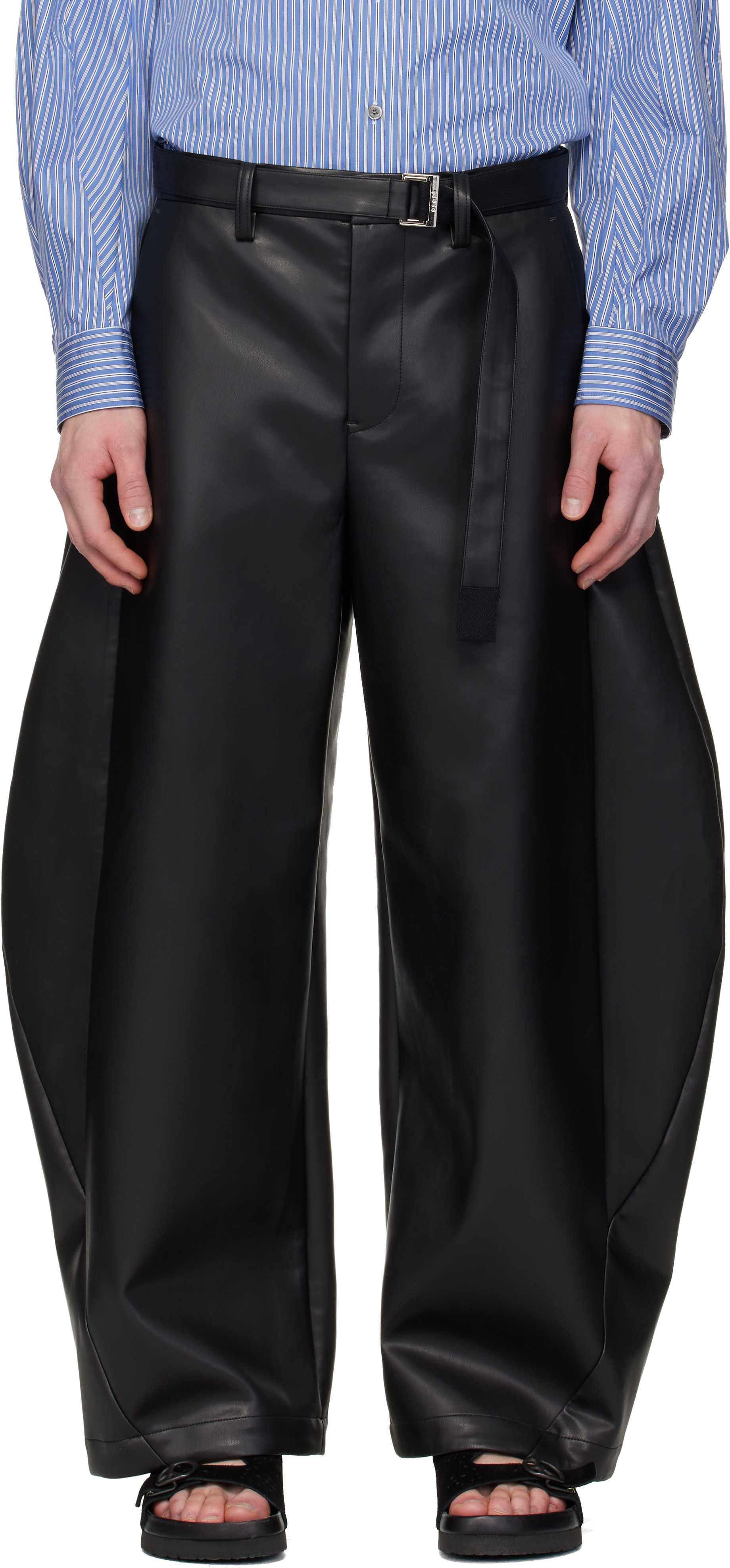 sacai: ブラック ベルト フェイクレザー トラウザーズ | SSENSE 日本