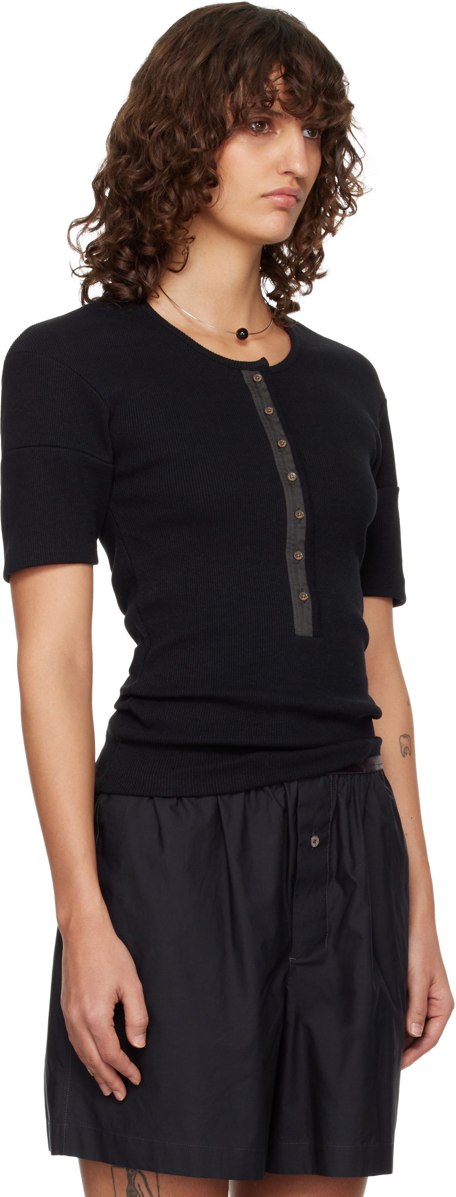【LEMAIRE】FITTED HENLEY ジャージーヘンリーネックトップス LEMAIRE: Black Fitted Jersey Henley | SSENSE Canada