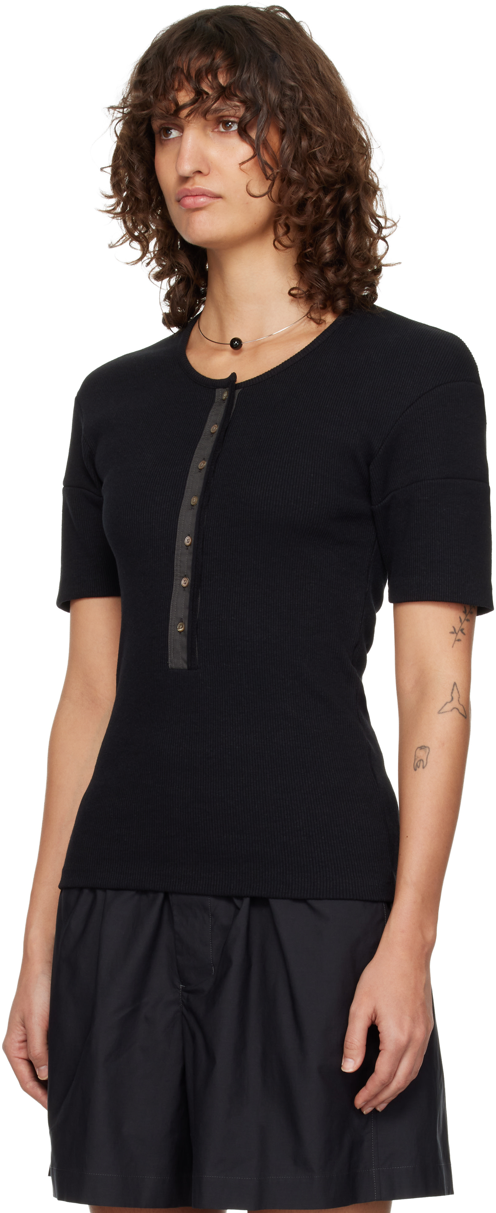【LEMAIRE】FITTED HENLEY ジャージーヘンリーネックトップス LEMAIRE: Black Fitted Jersey Henley | SSENSE Canada