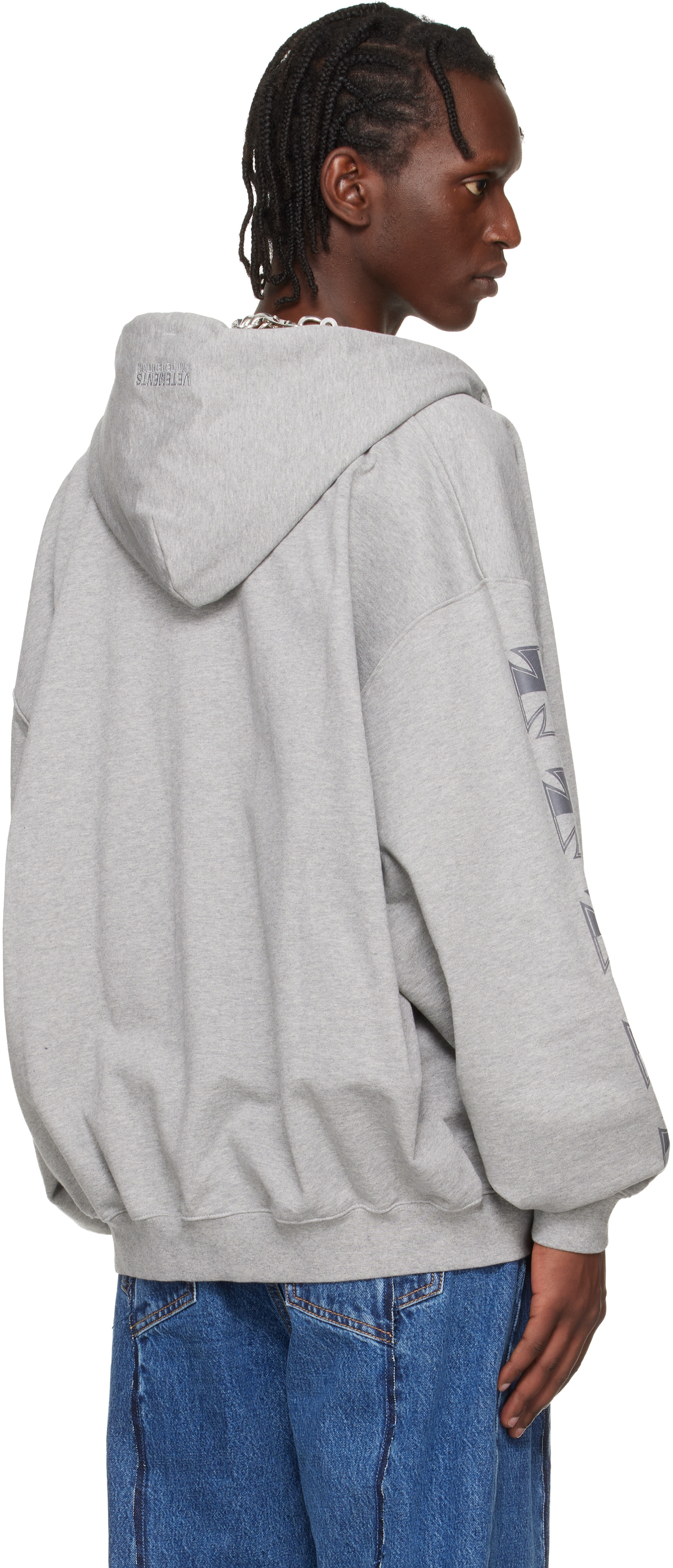 VETEMENTS - Pull à capuche gris à glissière et à croix