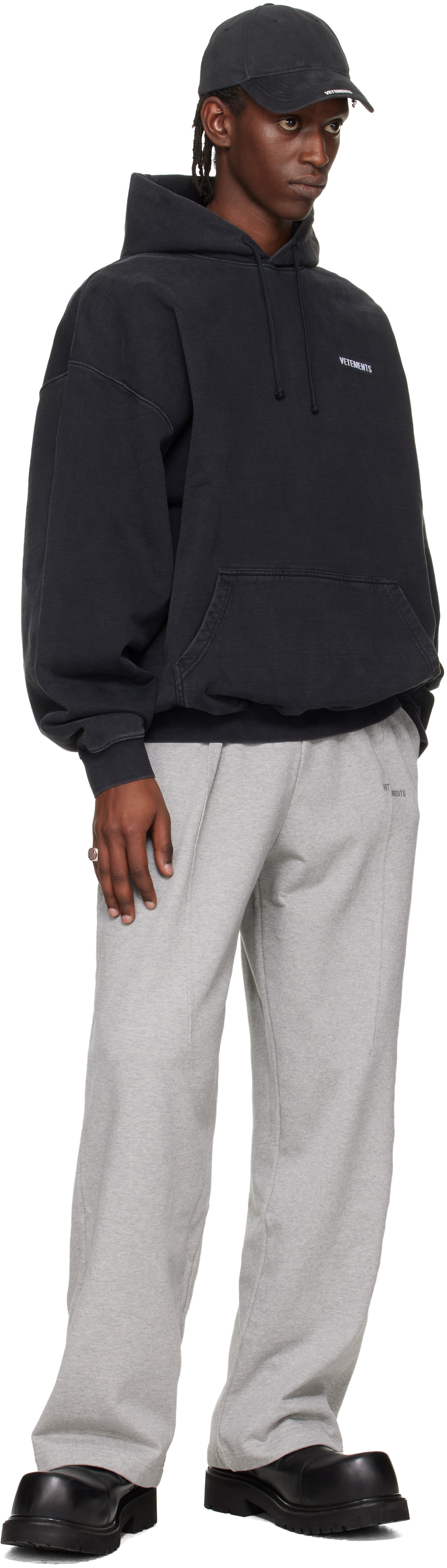 VETEMENTS - Pull à capuche noir à logos