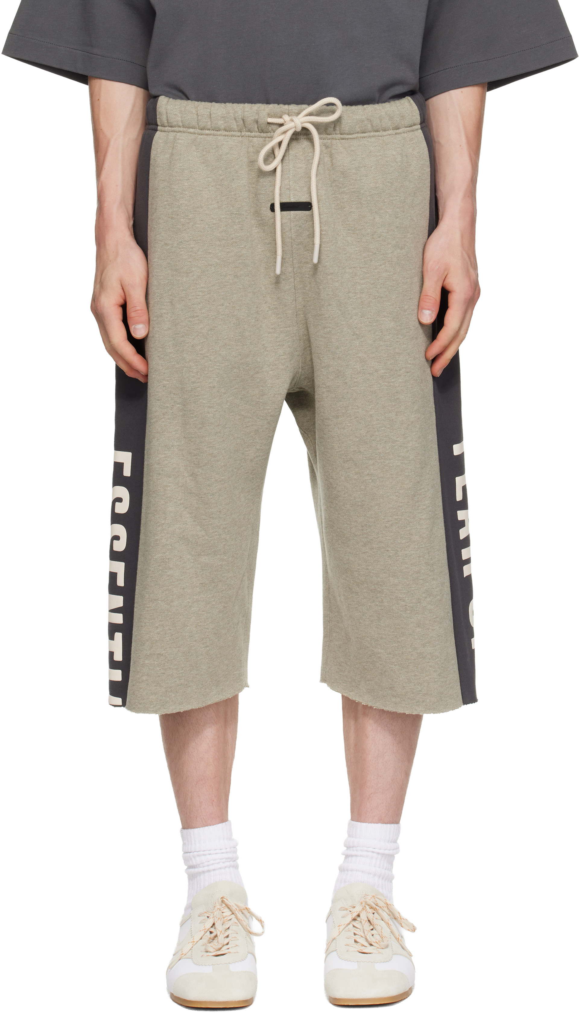 Fear of God ESSENTIALS: グレー Panelled Raw Cut Off スウェット