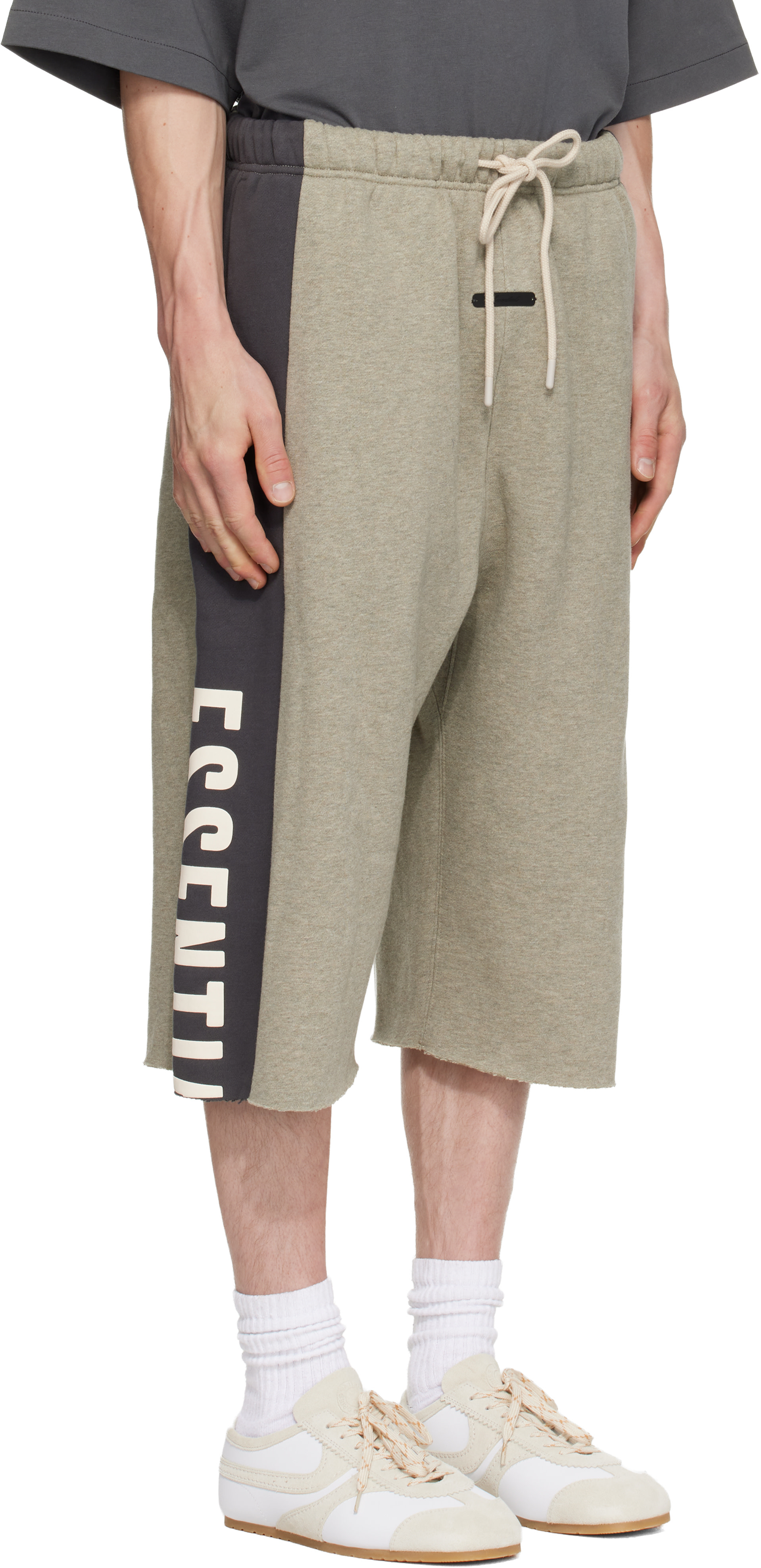 Fear of God ESSENTIALS: グレー Panelled Raw Cut Off スウェット