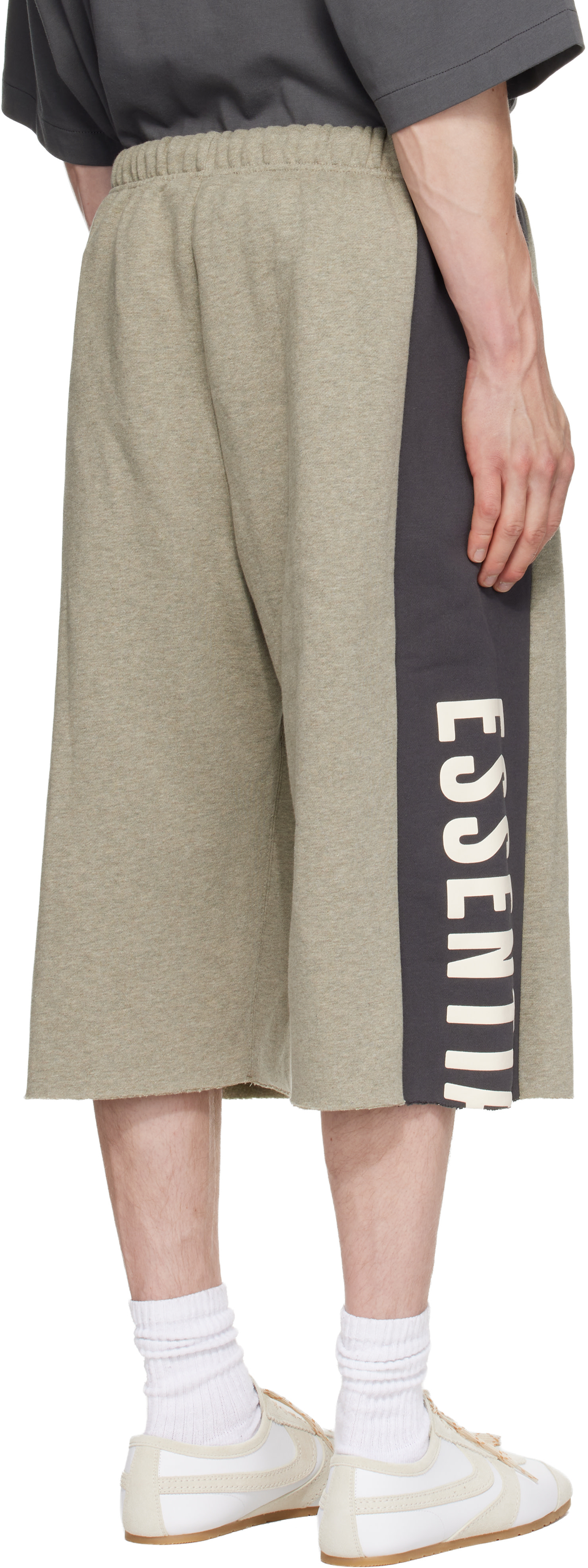 Fear of God ESSENTIALS - グレー Panelled Raw Cut Off スウェットショートパンツ