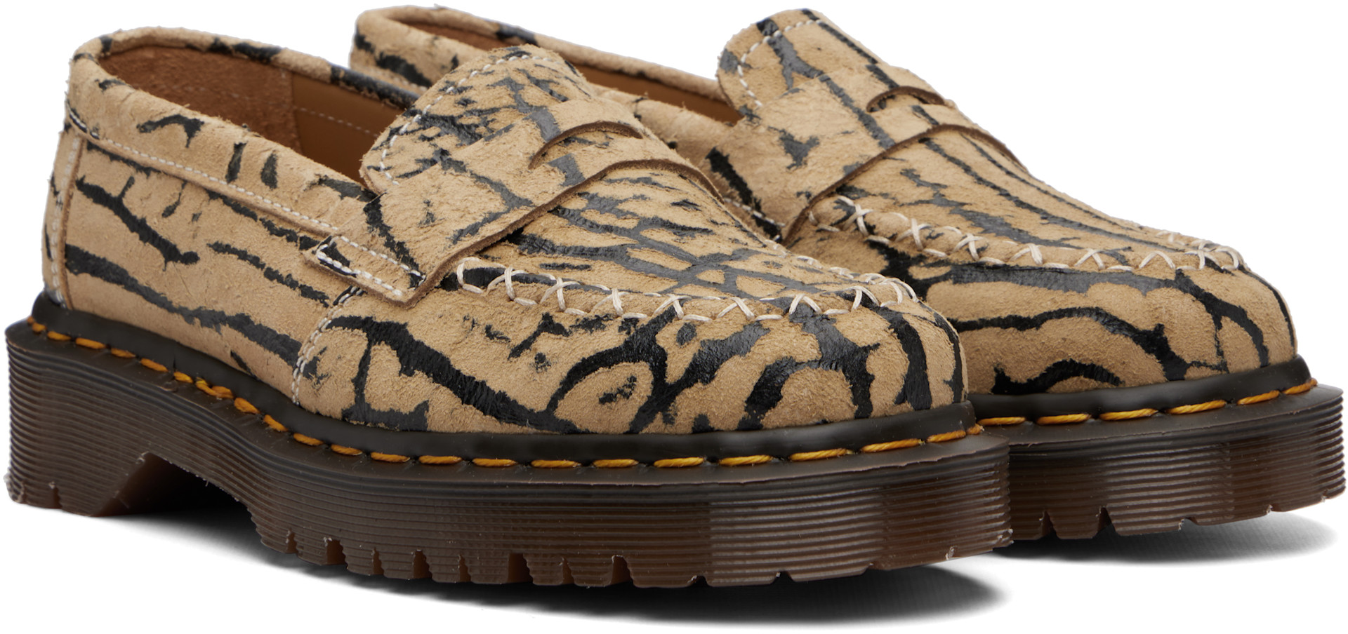 Dr. Martens スエードローファー UK6 Dr. Martens: ベージュ Delapre スエード ローファー | SSENSE 日本