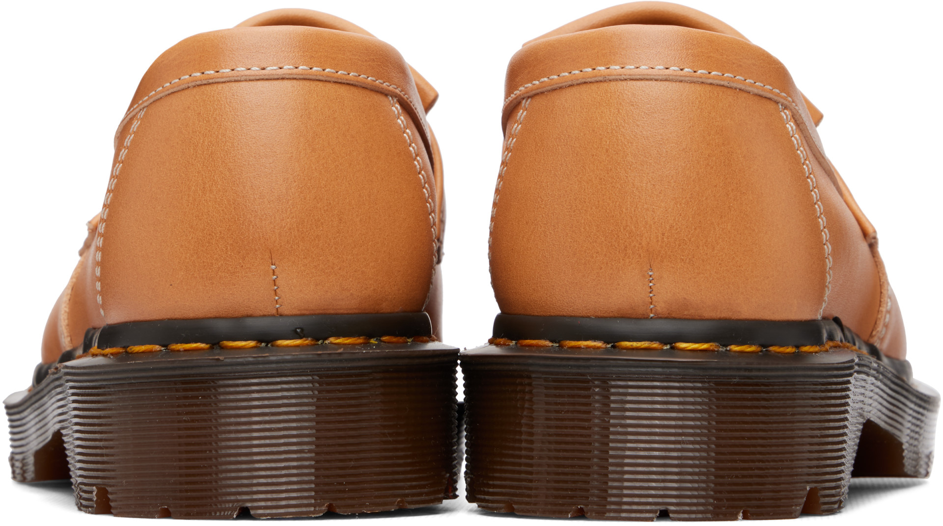 Dr. Martens: ベージュ Adrian タッセルローファー | SSENSE 日本