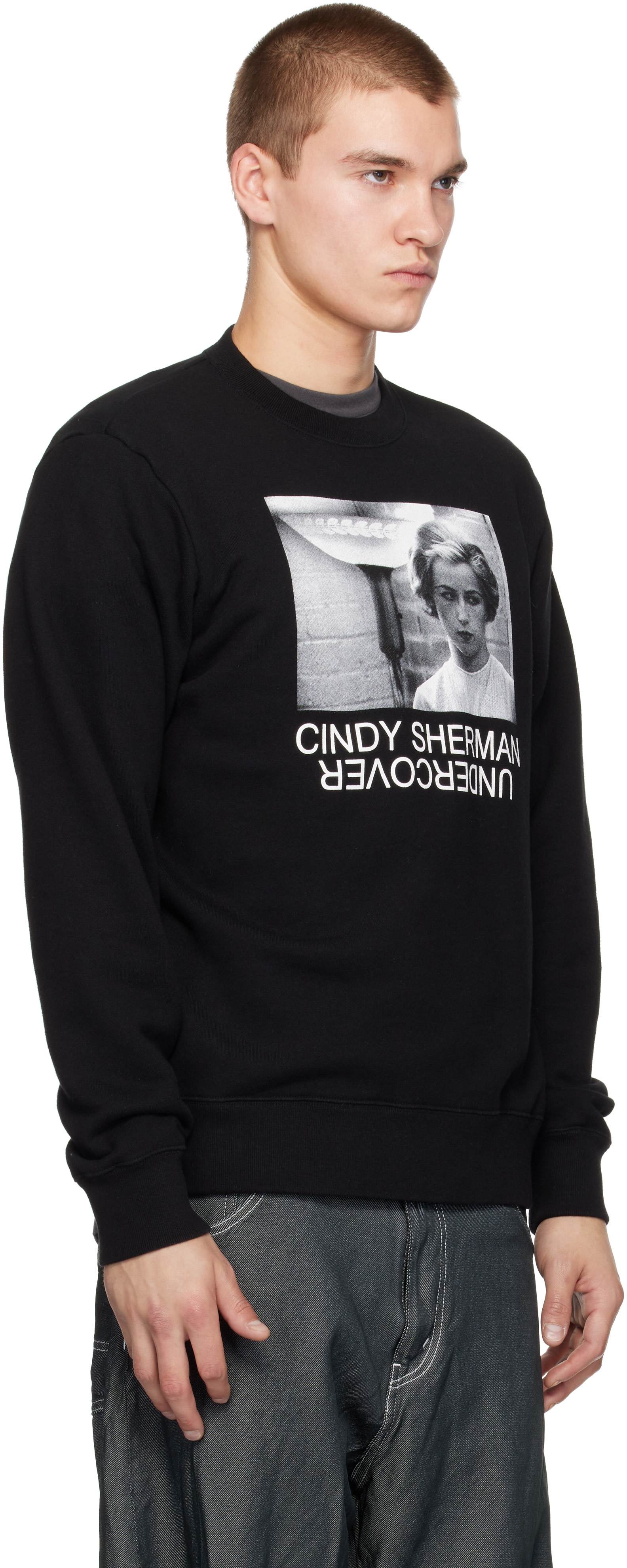 UNDERCOVER - Pull molletonné noir à image par Cindy Sherman