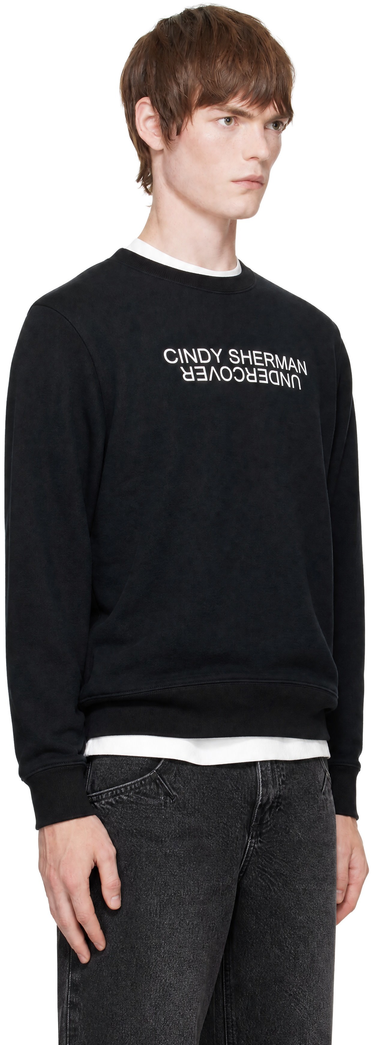 UNDERCOVER - Pull molletonné noir à logo et à image par Cindy Sherman