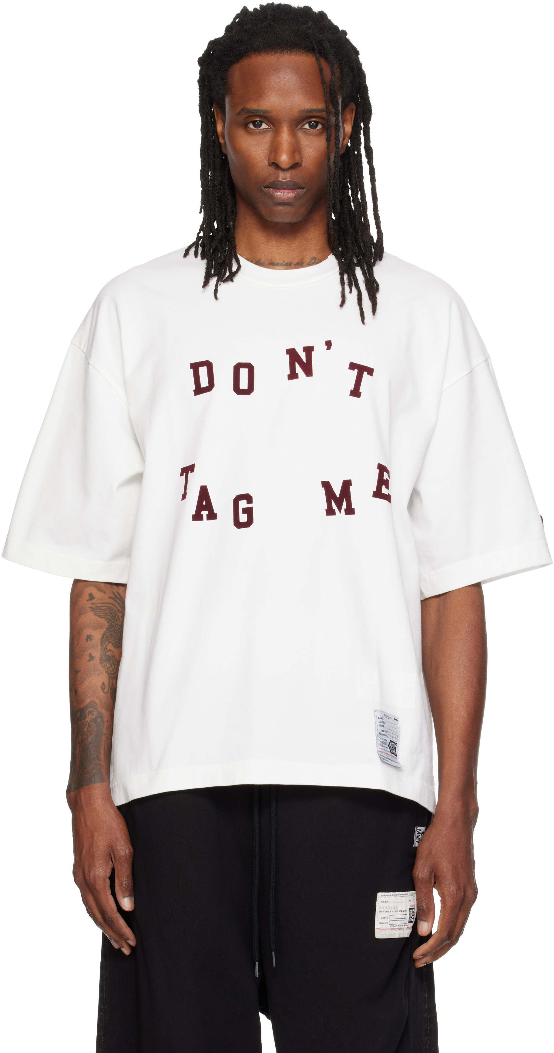 MAISON MIHARA YASUHIRO_PETRSON23プリントTシャツ Maison MIHARA YASUHIRO: ホワイト 'Don't Tag Me' Flocky プリントT