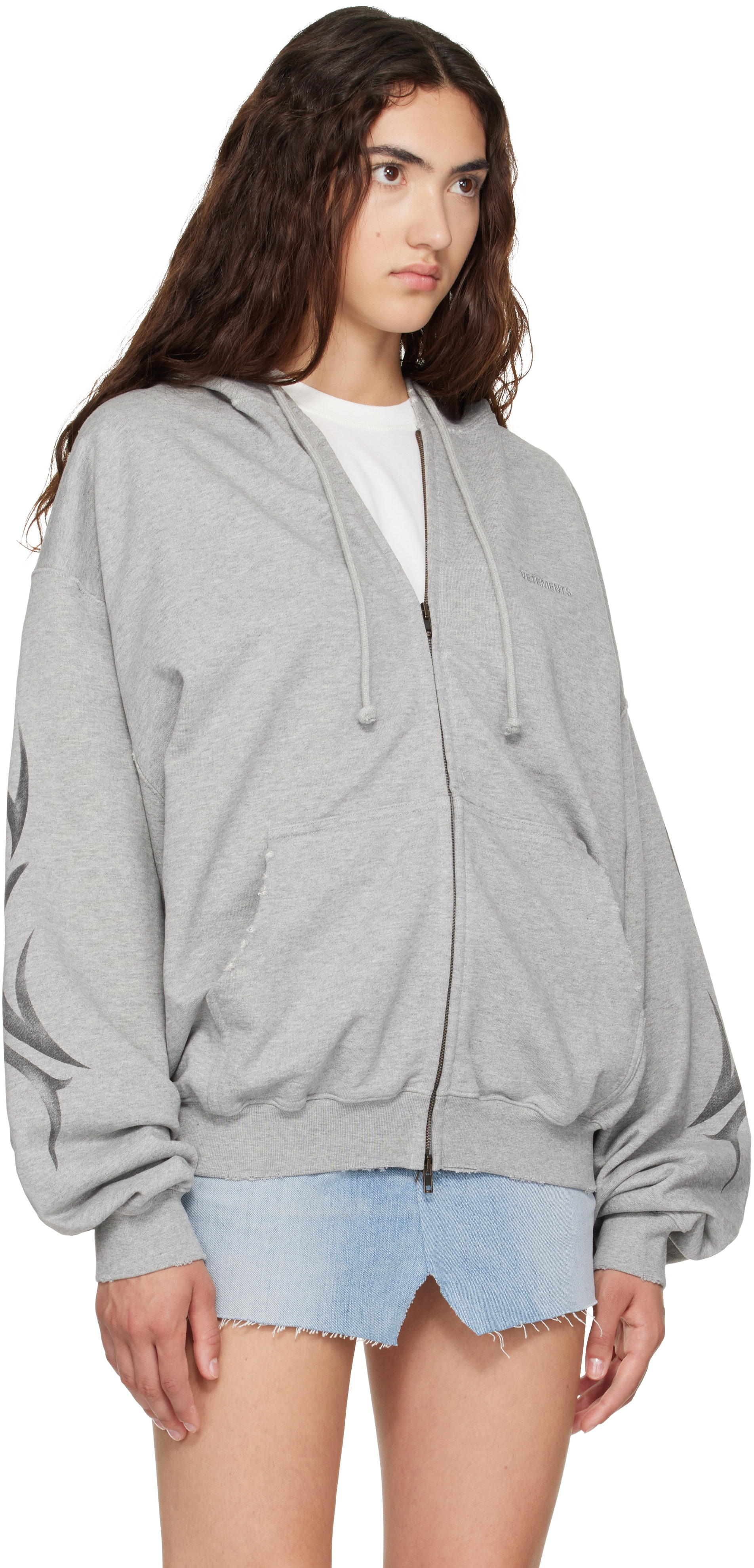 VETEMENTS - Pull à capuche gris à logos de style graffiti