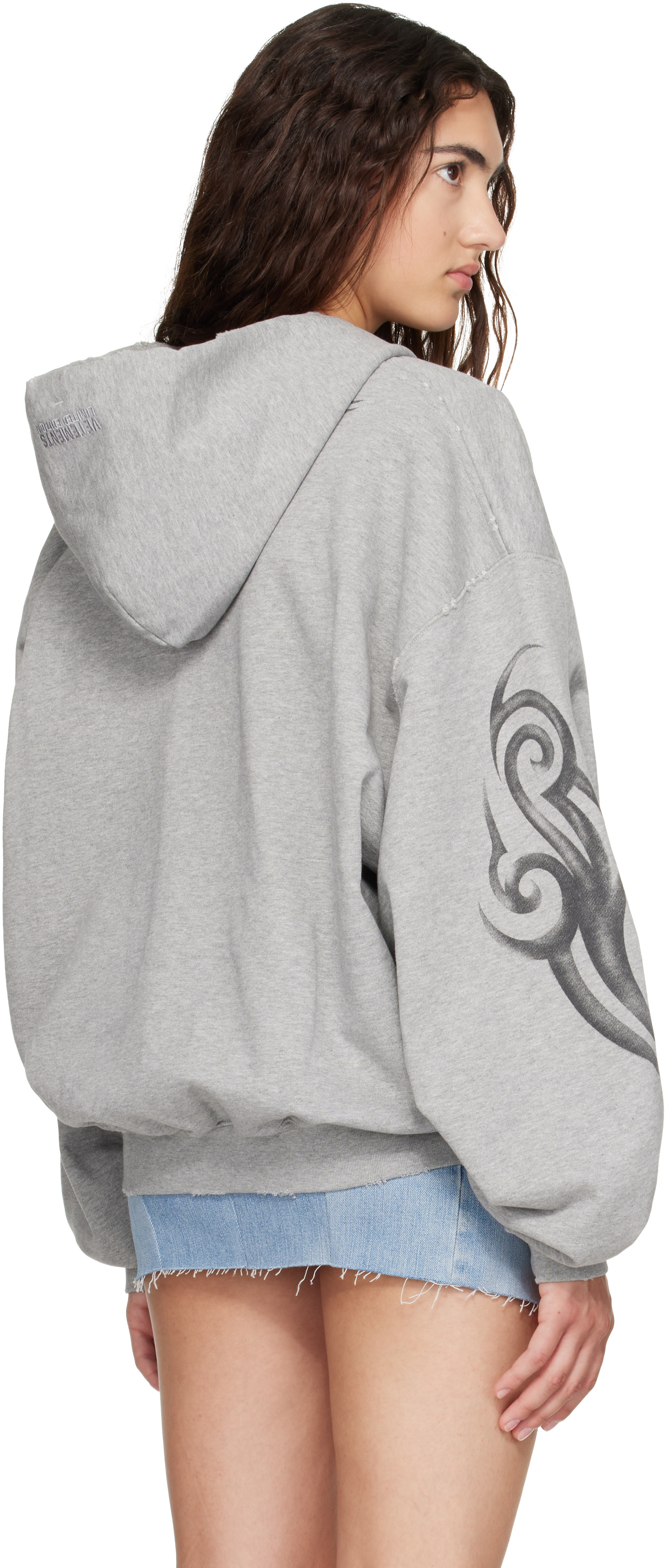 VETEMENTS - Pull à capuche gris à logos de style graffiti