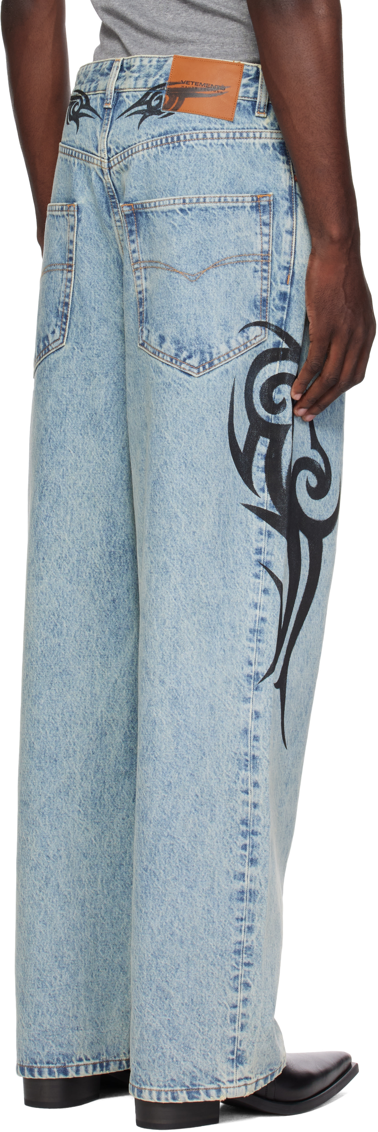 VETEMENTS - Jean ample bleu à logos de style graffiti