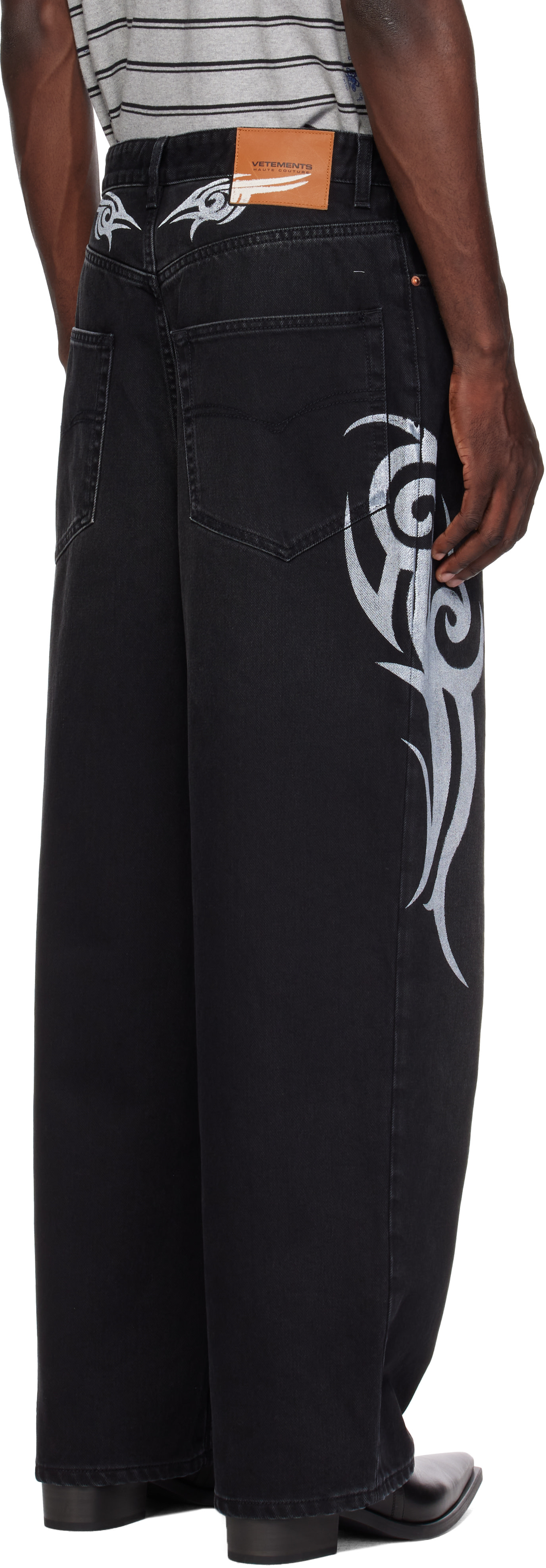 VETEMENTS - Jean ample noir à logos de style graffitis