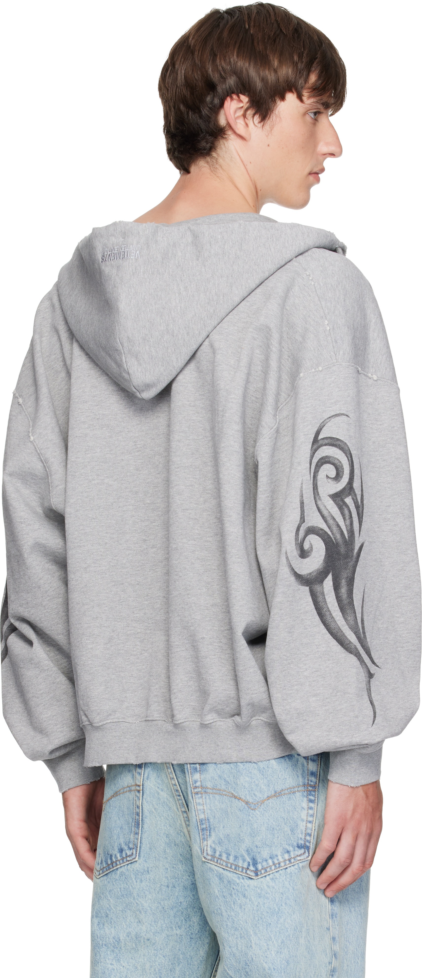 VETEMENTS - Pull à capuche gris à logos de style graffiti