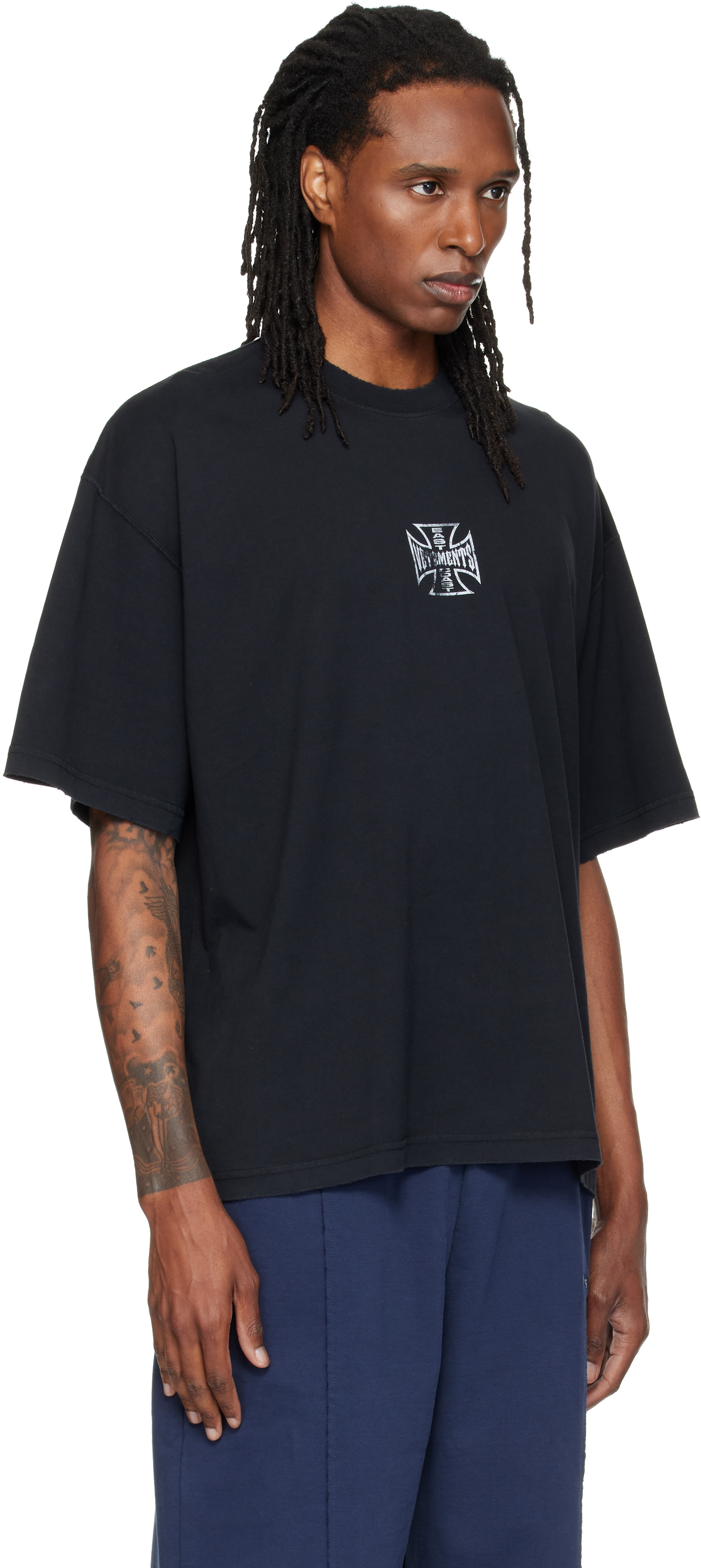 VETEMENTS ロゴ Tシャツ ブラック VETEMENTS: ブラック Biker Cross Logo ボクシー Tシャツ | SSENSE 日本
