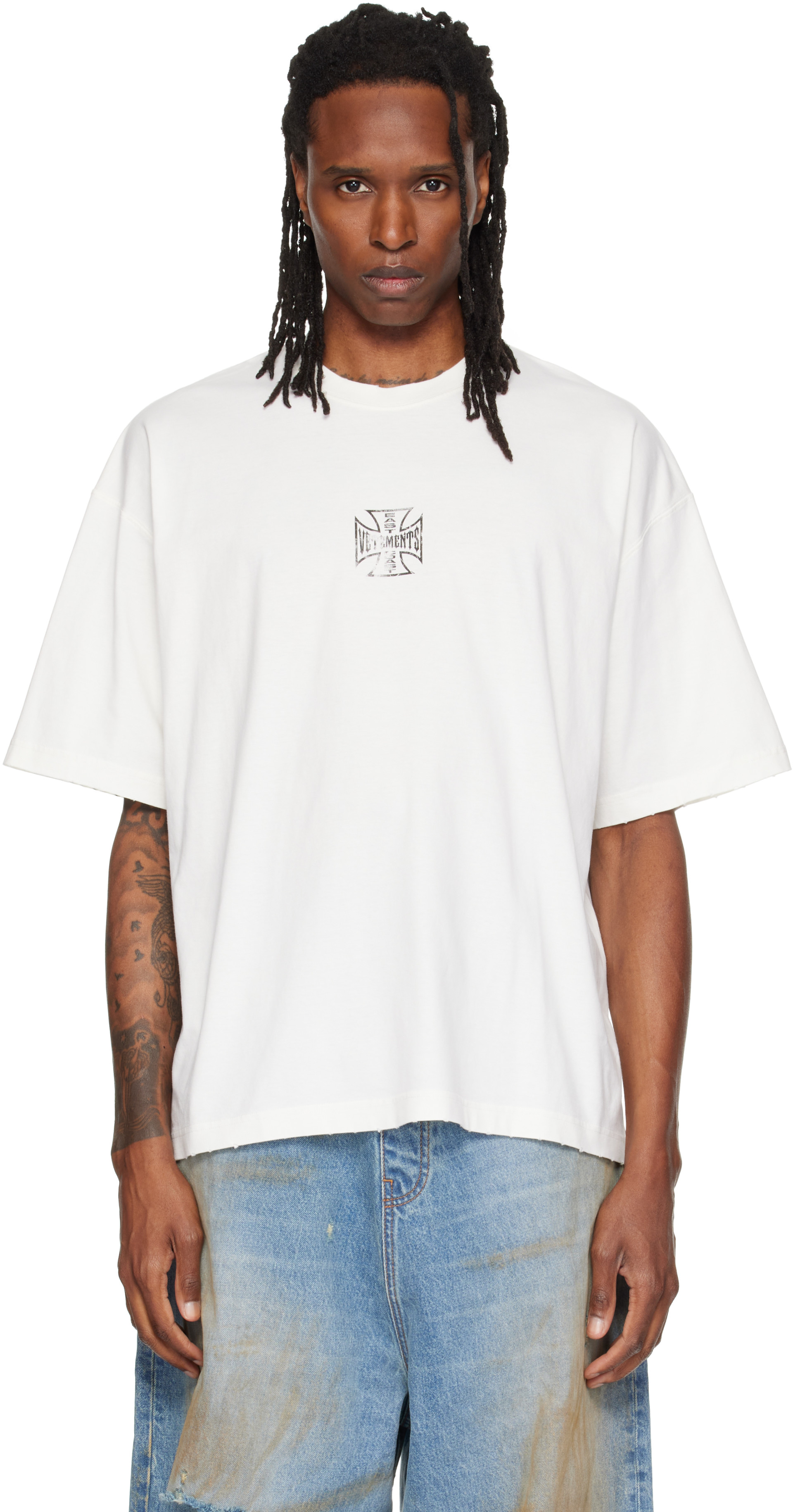 VETEMENTS: オフホワイト Biker Cross Logo ボクシー Tシャツ | SSENSE