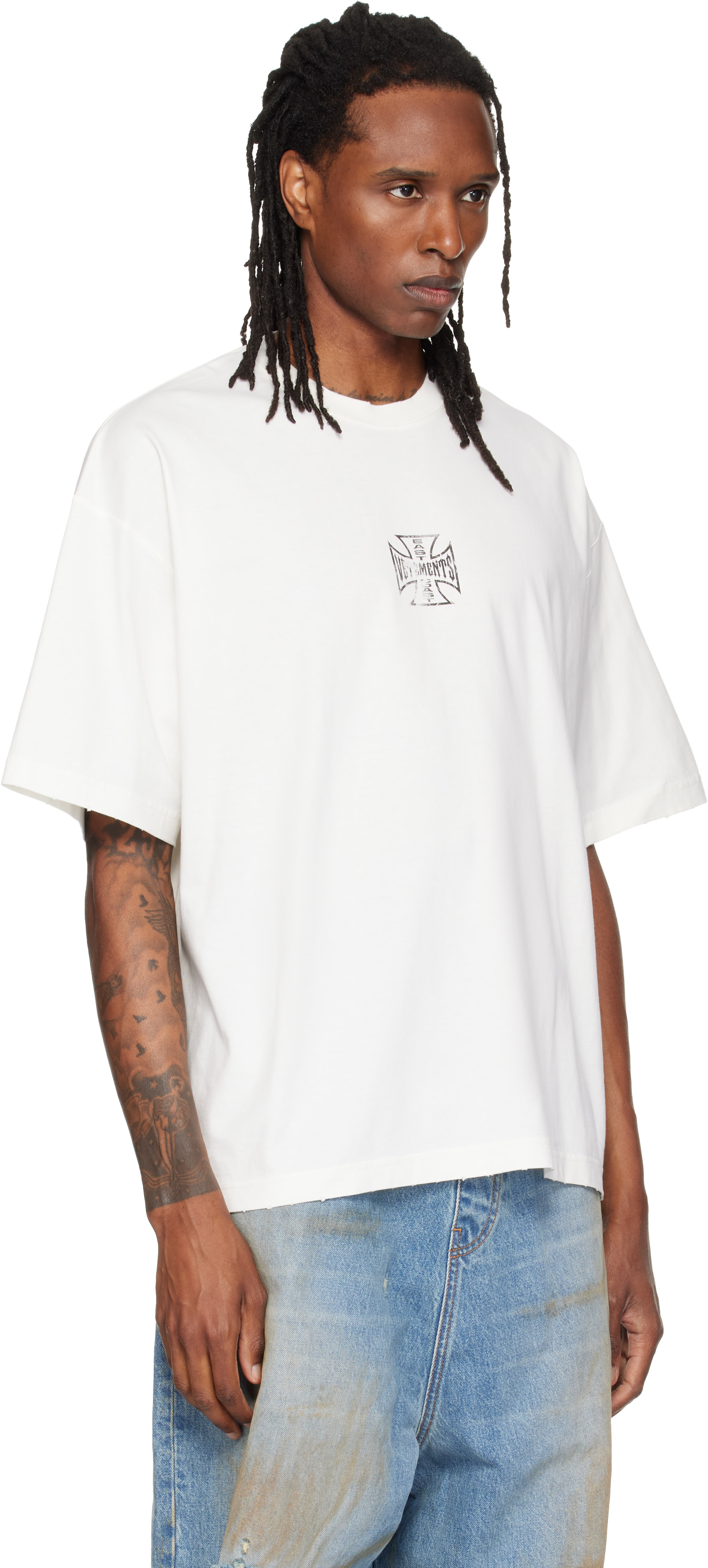 VETEMENTS: オフホワイト Biker Cross Logo ボクシー Tシャツ | SSENSE