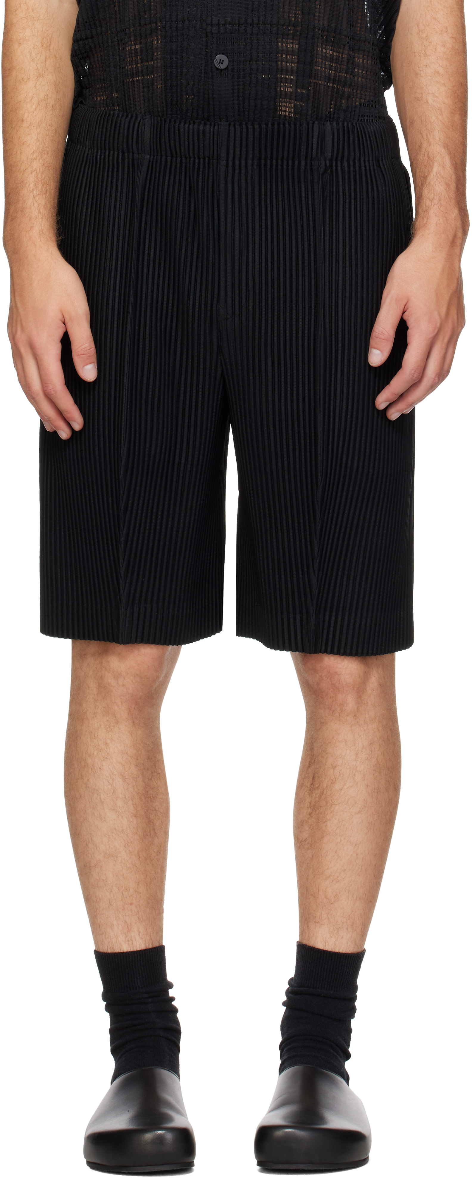 HOMME PLISSÉ MONTHLYAUGUST ショートパンツBLACK3 HOMME PLISSÉ ISSEY MIYAKE: Black Monthly Colors August Shorts | SSENSE