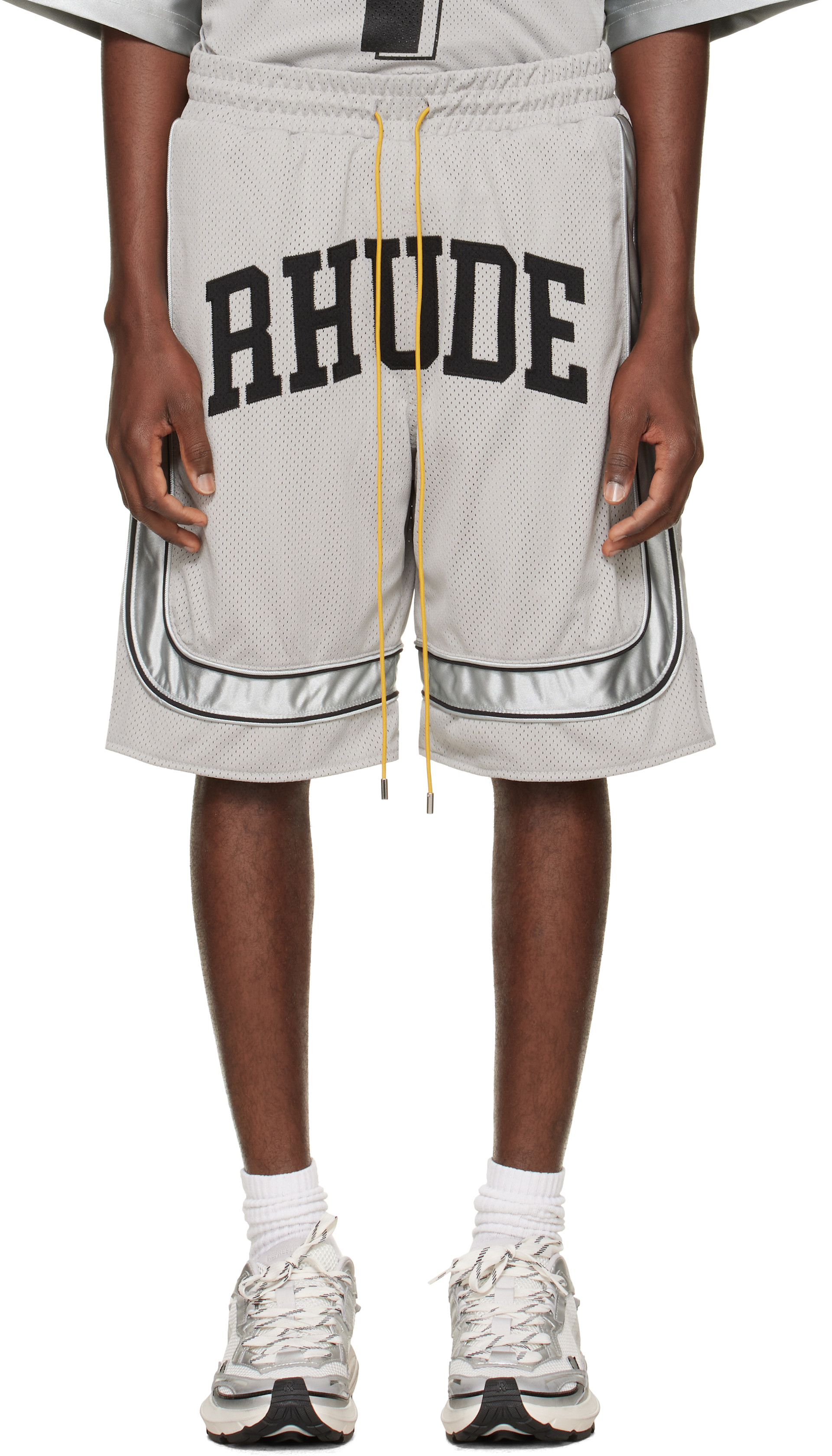 Rhude: グレー Baggy Mesh Collegiate Logo ショートパンツ | SSENSE 日本