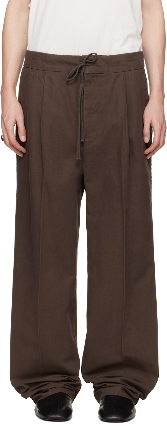 フィアオブゴッドESSENTIALS ブラウンパンツ GR8 購入 Fear of God ESSENTIALS: ブラウン Pleat Front トラウザーズ | SSENSE