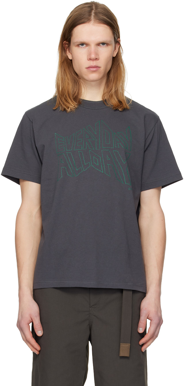 トップス geoff sacai by Geoff Mcfetridge Print T sacai: Gray 'geoff sacai' Print T-shirt | SSENSE