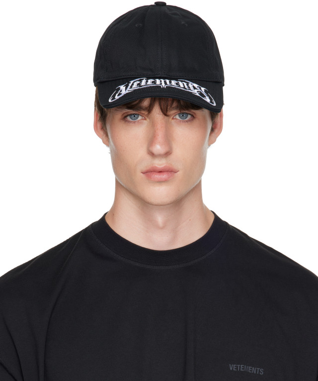 VETEMENTS メタルロゴ　キャップ　黒　貴重　ヴェトモン　美品 VETEMENTS: ブラック メタルロゴ キャップ | SSENSE 日本