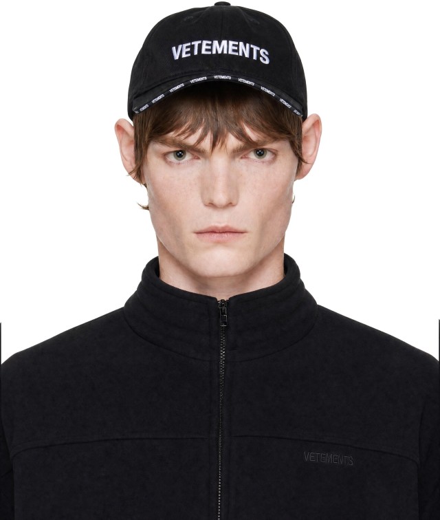 VETEMENTS: ブラック Iconic Logo キャップ | SSENSE 日本