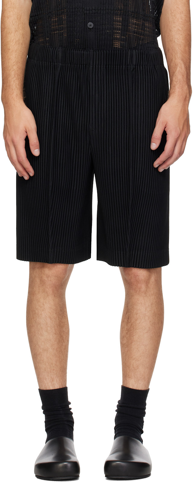 HOMME PLISSÉ MONTHLYAUGUST ショートパンツBLACK3 HOMME PLISSÉ ISSEY MIYAKE: Black Monthly Colors August Shorts | SSENSE