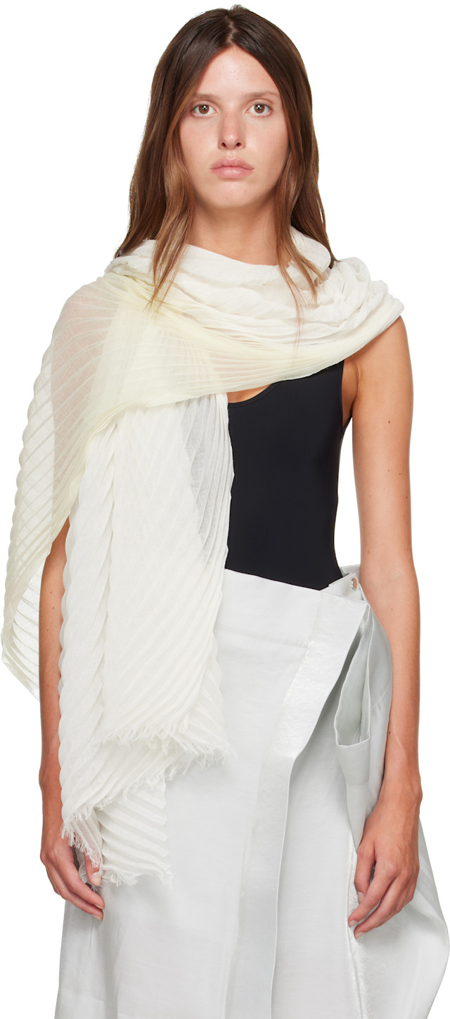 ISSEY MIYAKE ホワイト プリーツスカーフ ISSEY MIYAKE: Off-White Gradation Ramie Pleats Scarf | SSENSE